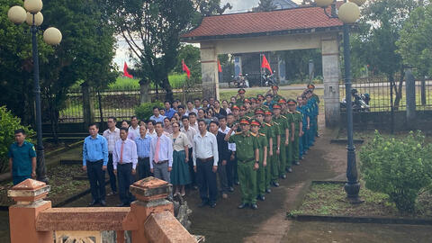 ĐOÀN ĐẠI BIỂU DỰ ĐẠI HỘI DÂNG HOA DÂNG HƯƠNG TẠI NHÀ BIA TƯỞNG NIỆM LIỆT SĨ XÃ IAPIA
