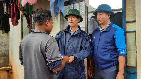 Các đồng chí lãnh đạo xã Ia Pia đến thăm hỏi, động viên các hộ dân bị thiệt hại do bão Kalmaegi (bão số 13) gây ra